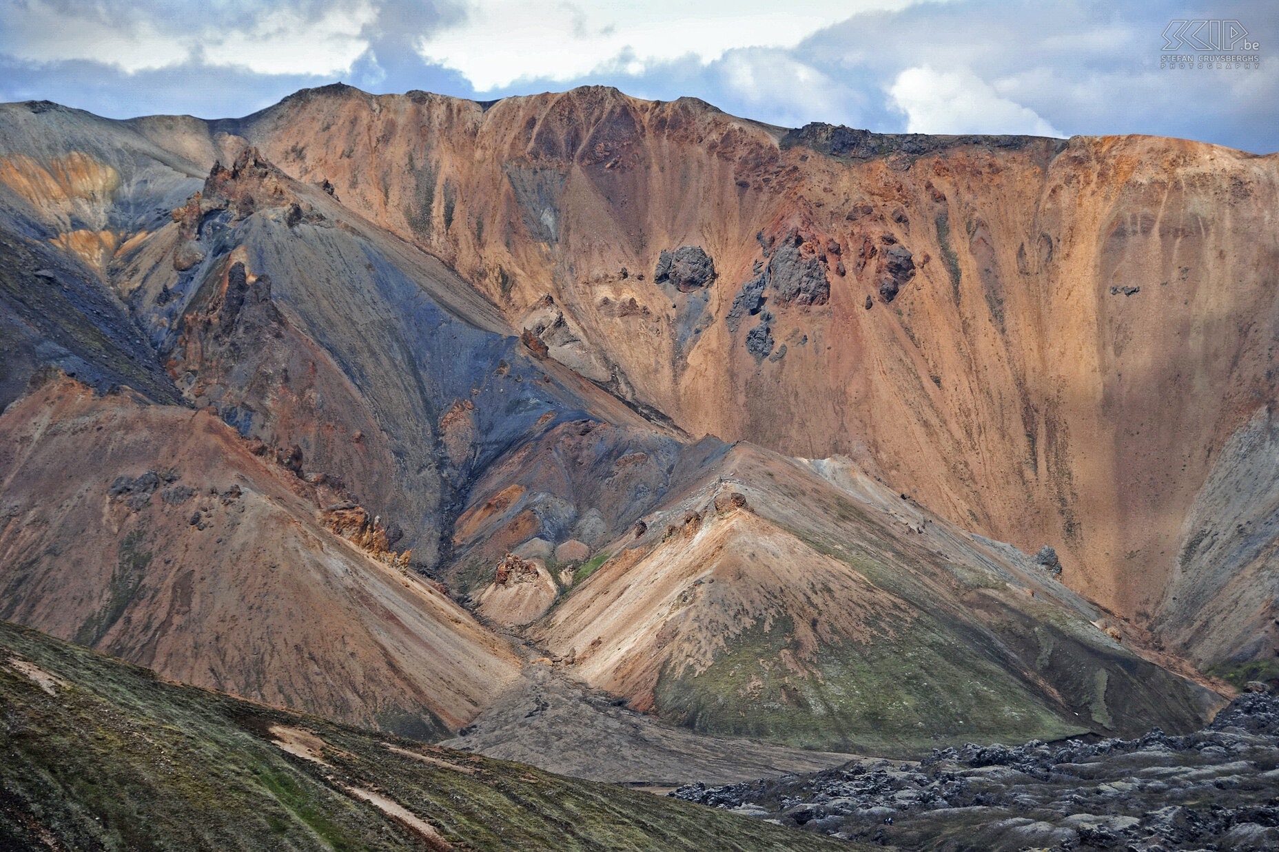 Landmannalaugar Vanuit Rekjafik vertrokken we met een bus richting Landmannalaugar, het vertrekpunt voor onze trekking. Bij Landmannalaugar (580m) bevindt zich het op één na grootste geothermaal gebied van Ijsland. De bergen in de omgeving bestaan uit het stollingsgesteente ryoliet en zijn daardoor erg kleurrijk. Wij maken er een wandeling en beklimmmen de Bláhnúkur berg. 's Avonds  genieten we van de warmwaterbronnen aan de hutten. Stefan Cruysberghs